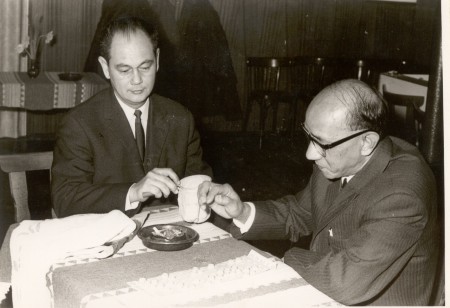 Richard Kramer (l.) en Jan de Haas leiden het Bingo-spel