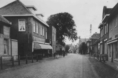 Nieuwstraat. Links magazijnwinkel Bergmann